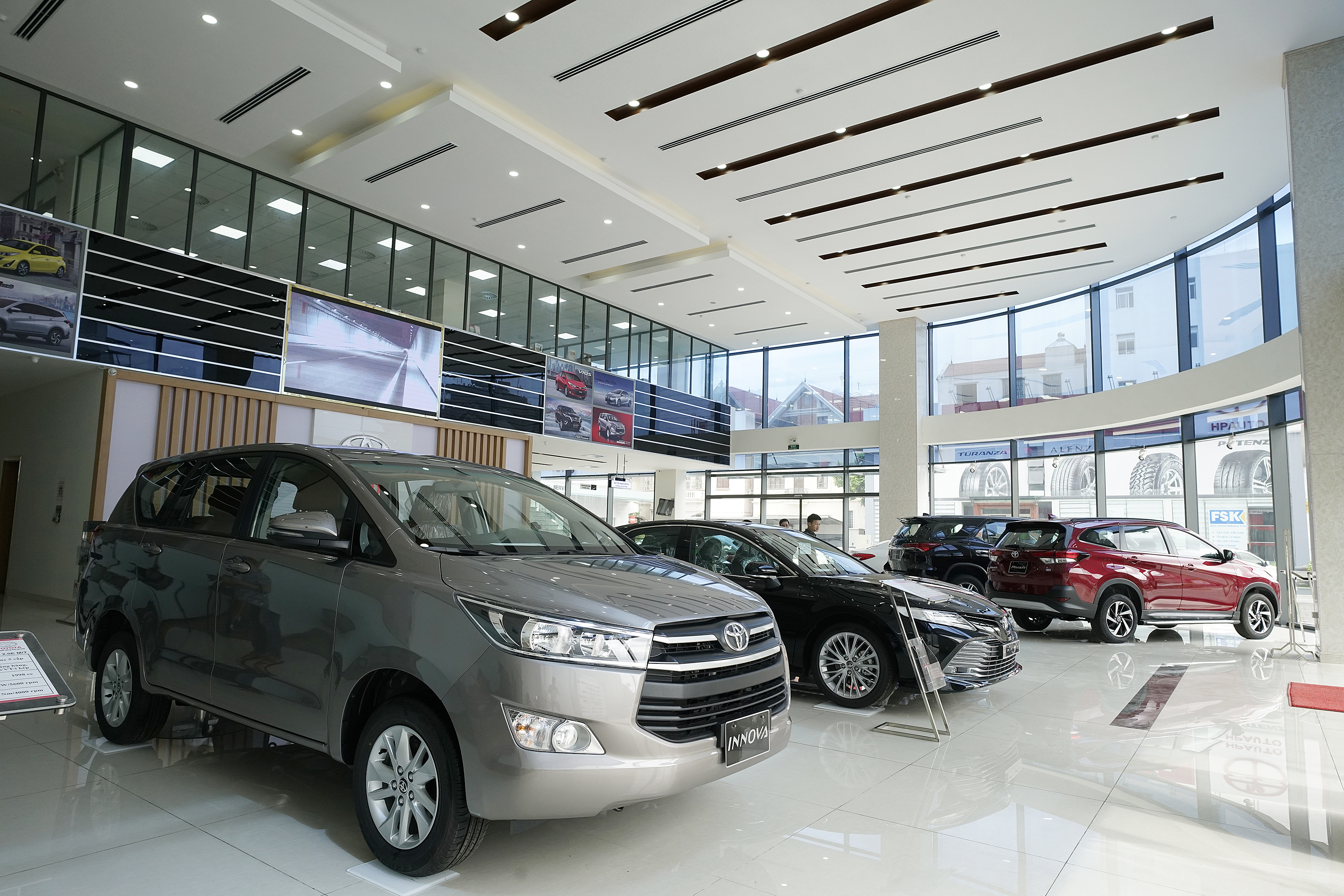 Bảng giá xe Toyota: 5 chỗ, 7 chỗ, bán tải tháng 6/2021 - Ảnh 3